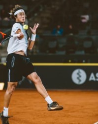 大众娱乐官网-今年三次突破全在红土赛场 张之臻下个目标：首冠！