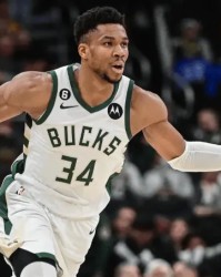 大众娱乐官网-阿德托昆博半场5投2中，罚球4中4得到8分7篮板5助攻